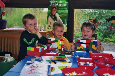 Kinder vom Kindergarten in Willst�tt-Sand beim P�ckchen packen