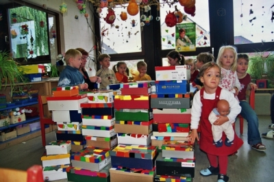 Kinder vom Kindergarten in Willst�tt-Sand beim P�ckchen packen