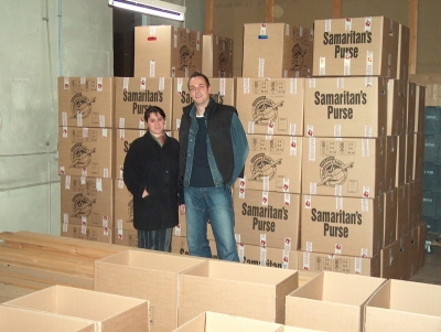 Sylvia und Torsten M�ttler mit den fertigen Transportkartons