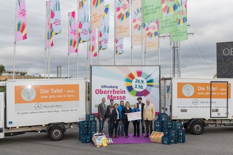 Scheck&uuml;bergabe vom Benefizkonzert 2.10. Oberrheinmesse Offenburg: 4000 EUR f&uuml;r die Offenburger Tafel