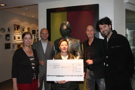 Hotel Ritter, Durbach, 13.10.2010 : &Uuml;bergabe eines Schecks im Wert von 3000 
Euro, die bei unserem Benefizkonzert zugunsten des "Hospizverein Offenburg 
e.V." zusammen gekommen sind.