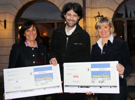 EUROPA-PARK, 05.02.11: Scheck-&Uuml;bergabe im Wert von 1000 EUR, die beim Konzert am 28.12. im Hotel Colosseo zugunsten der Hilfsprojekte "einfach helfen! e.V." und "Santa Isabell e.V." zusammen kamen. V.l.n.r.: Marianne Mack, Friedhelm Matter, Mauritia Mack
