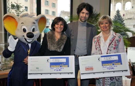 Scheck&uuml;bergabe im Europa-Park: Marianne Mack (links), Mauritia Mack (rechts) und Friedhelm Matter freuen sich &uuml;ber das Ergebnis des Benefizkonzertes von 2.419,14 EUR, das von der Fa. hs-Industriebedarf, Helmut Schneider auf 3.000 EUR aufgestockt wurde.