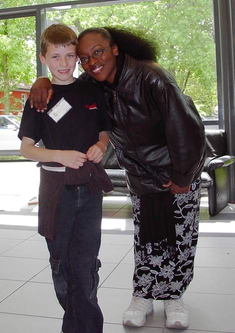 Onita Boone und einer unserer heutigen Golden Harps S&auml;nger beim Gospelworkshop am 10.07.2004 in der Stadthalle in Kehl